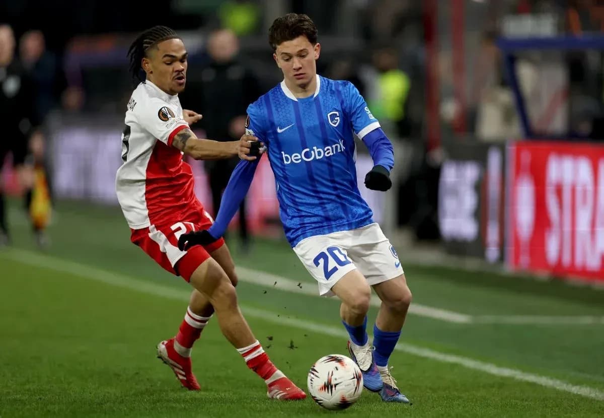 Jugador de Genk driblando mientras es marcado