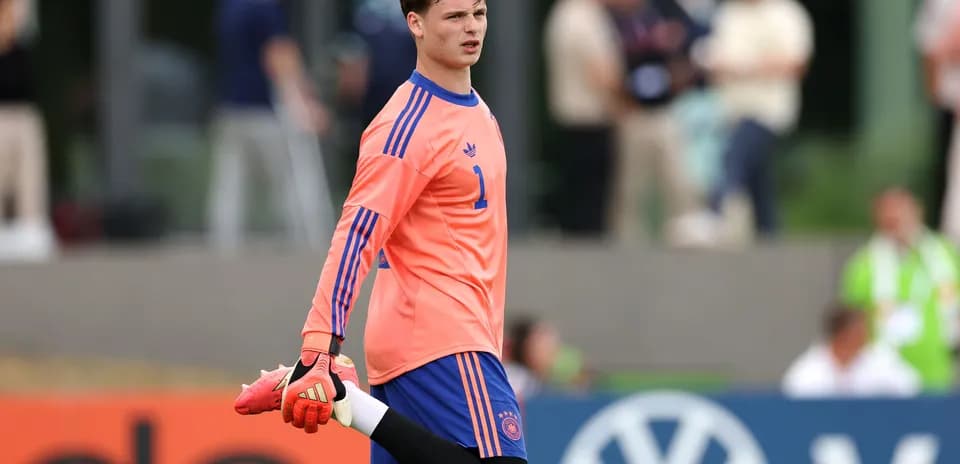 Portero de Alemania estirando antes del partido