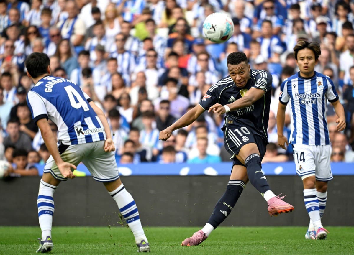 Un jugador de la Real Sociedad defendiendo a un atacante