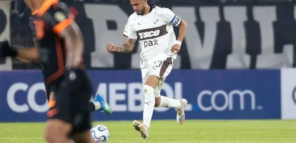 Jugador de Estudiantes L.P. en acción durante el partido