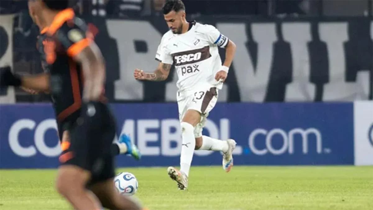 Jugador de Estudiantes L.P. en acción durante el partido