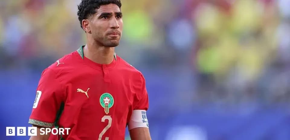Jugador de Marruecos en uniforme rojo durante el partido
