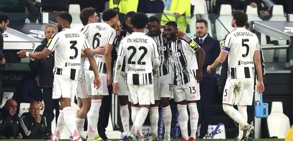 Jugadores de Juventus celebrando un gol juntos
