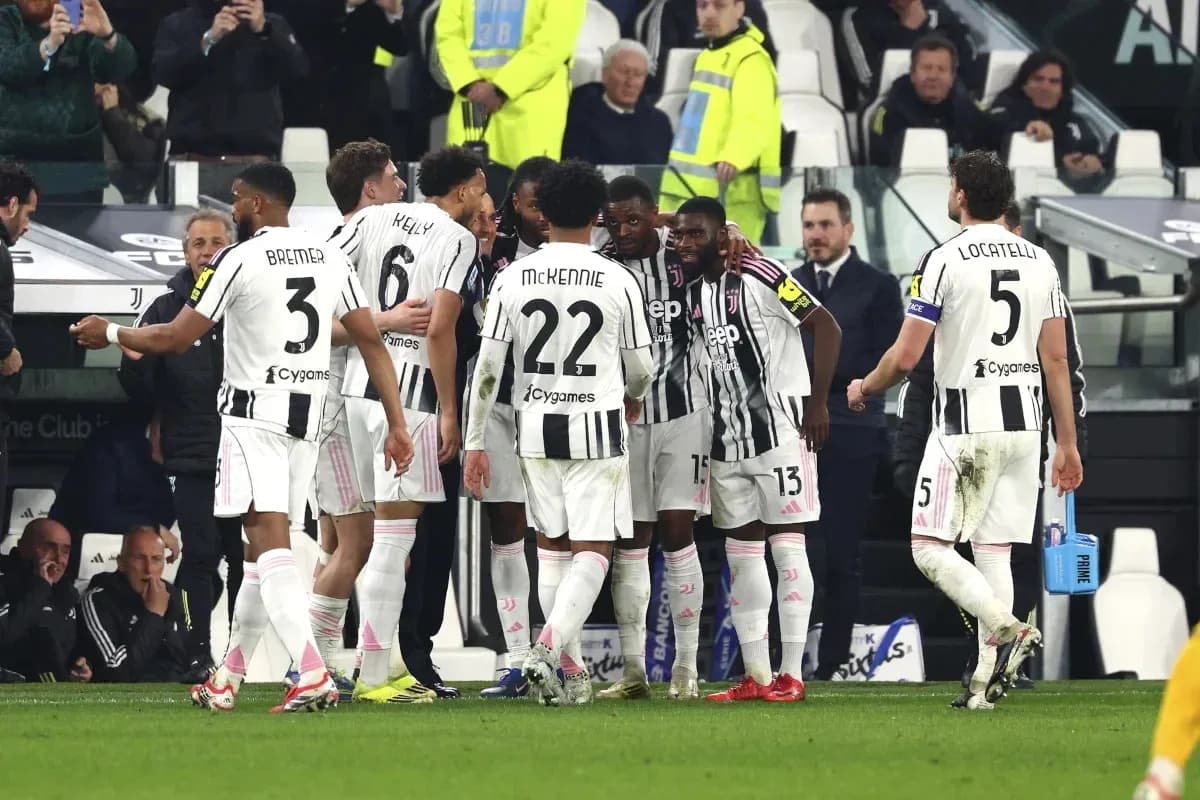 Jugadores de Juventus celebrando un gol juntos