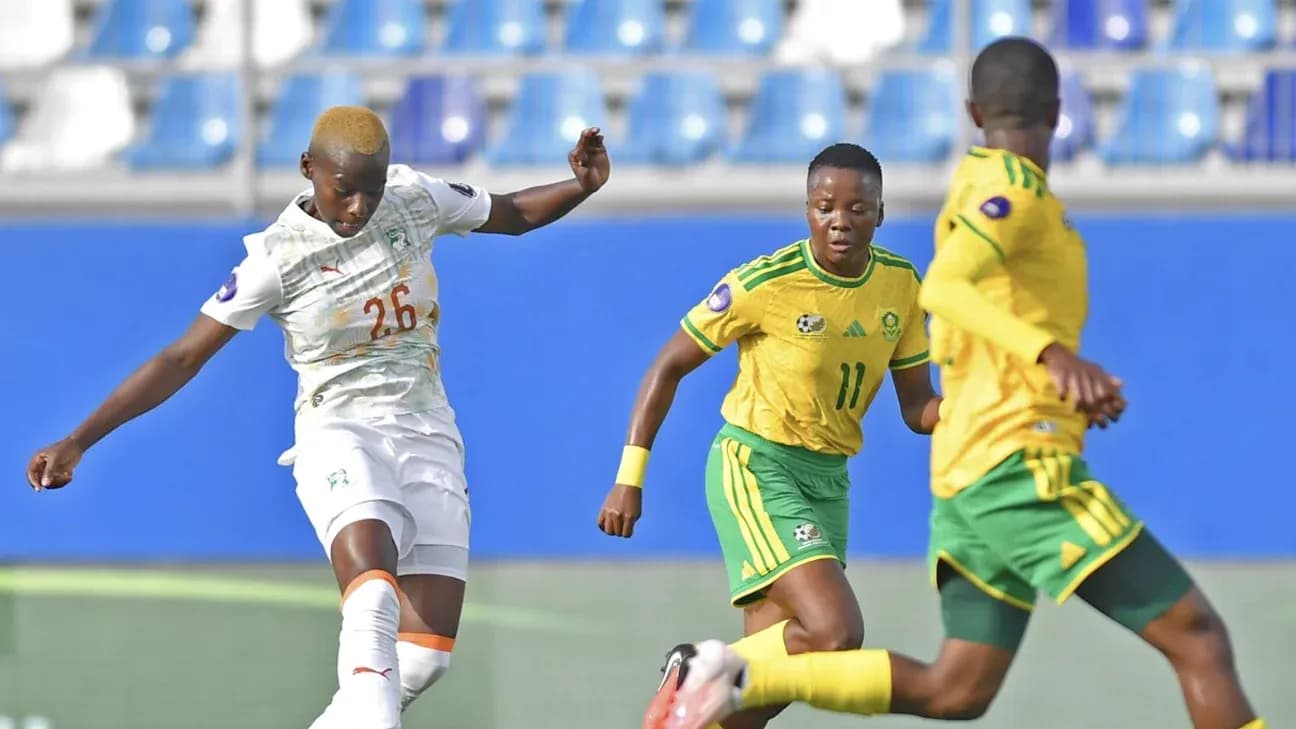 Jugadora de Costa de Marfil dispara mientras dos rivales persiguen