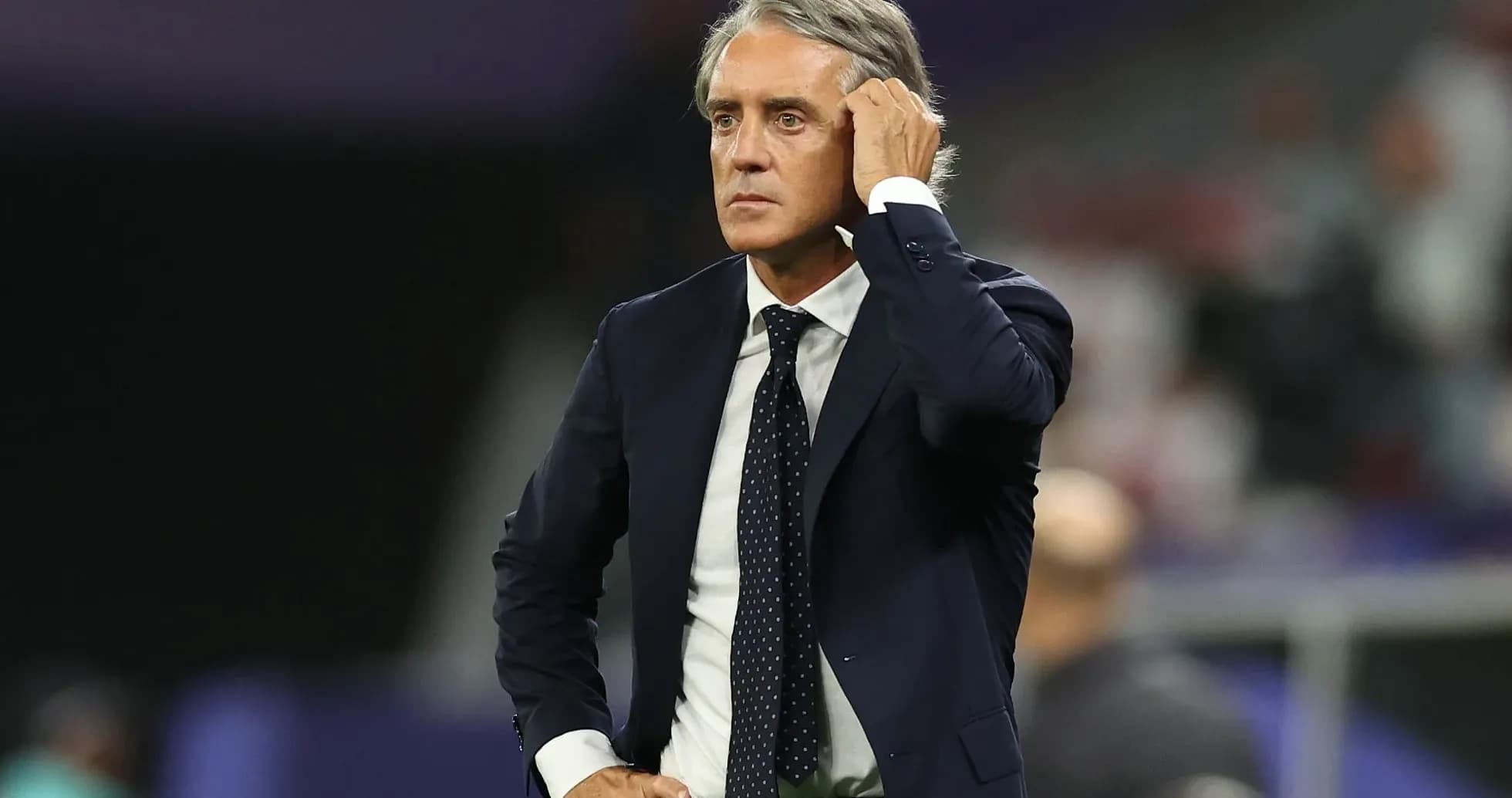 Entrenador observando el partido en el banquillo