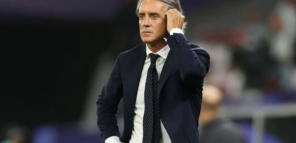Entrenador observando el partido en el banquillo