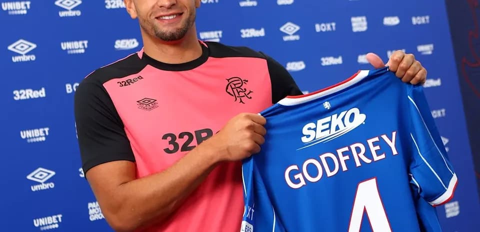 Jugador presentando camiseta de Rangers con nombre Godfrey