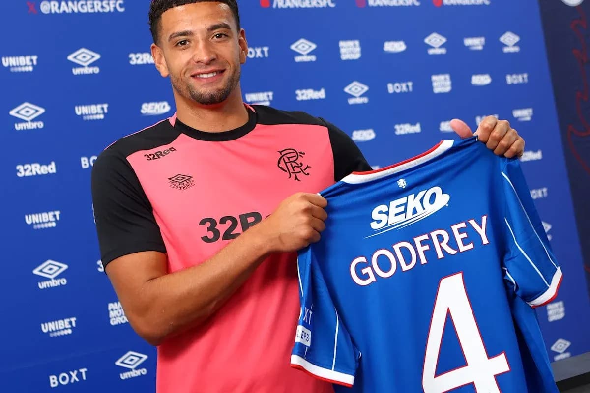 Jugador presentando camiseta de Rangers con nombre Godfrey