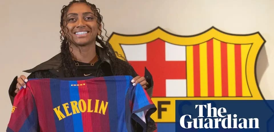 Jugadora mostrando camiseta de FC Barcelona en presentación