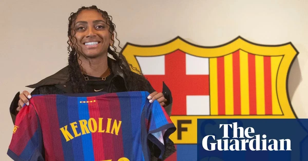 Jugadora mostrando camiseta de FC Barcelona en presentación