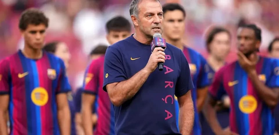 Entrenador hablando en un evento con jugadores del Barça