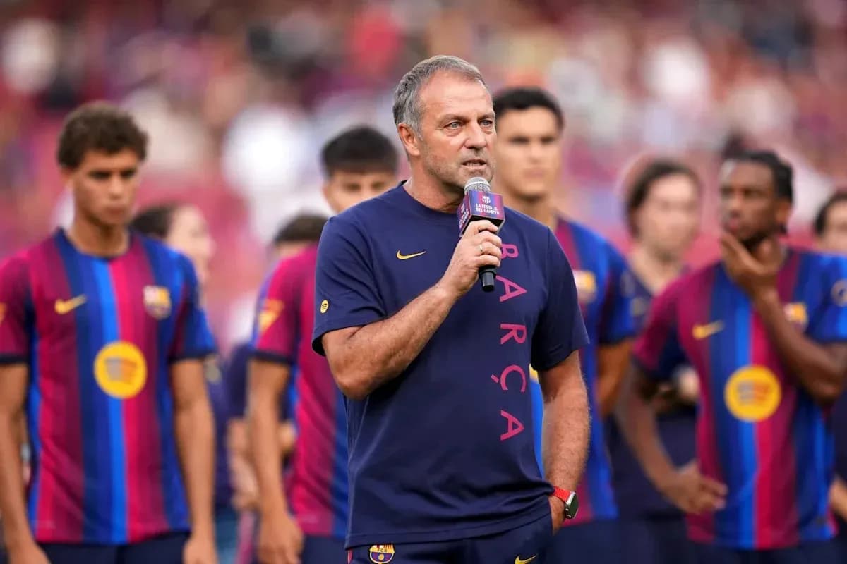 Entrenador hablando en un evento con jugadores del Barça