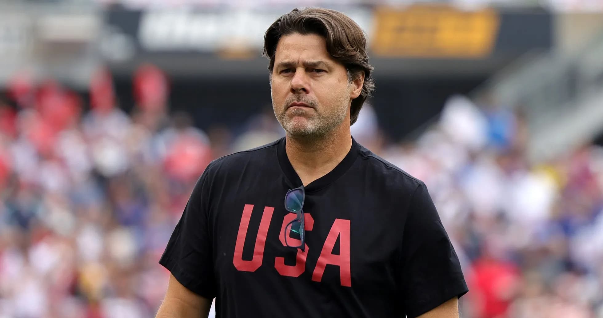 Entrenador con camiseta 'USA' en el campo