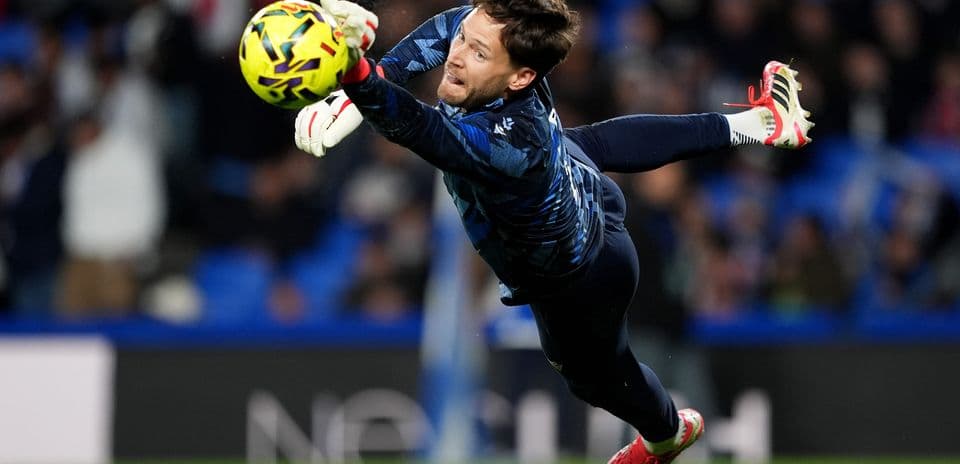 Portero lanzándose para detener el balón