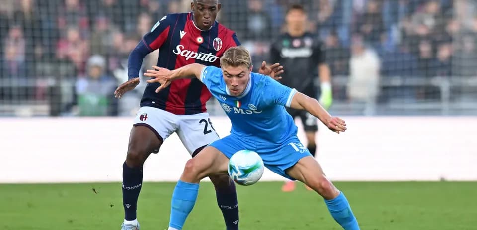 Jugador de Napoli compitiendo por el balón