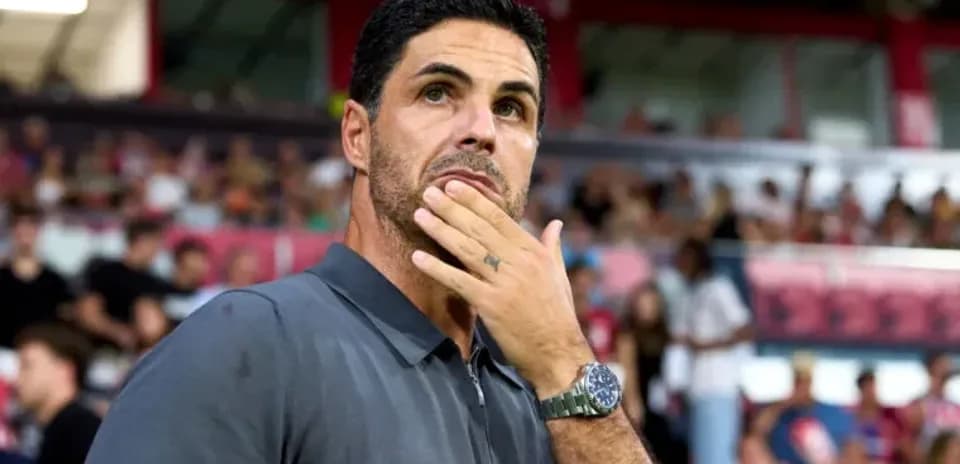 Entrenador observando partido desde la línea lateral