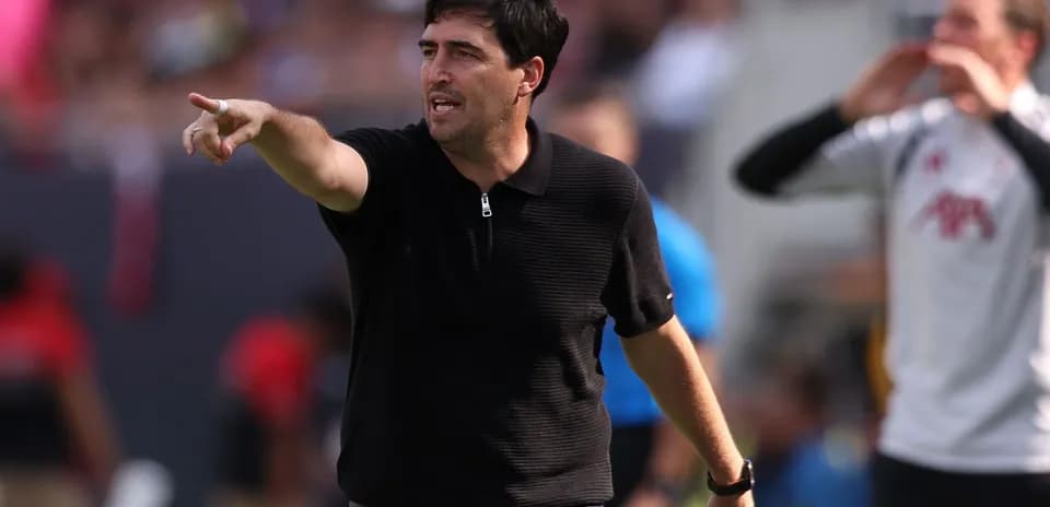Entrenador dirigiendo instrucciones durante un partido
