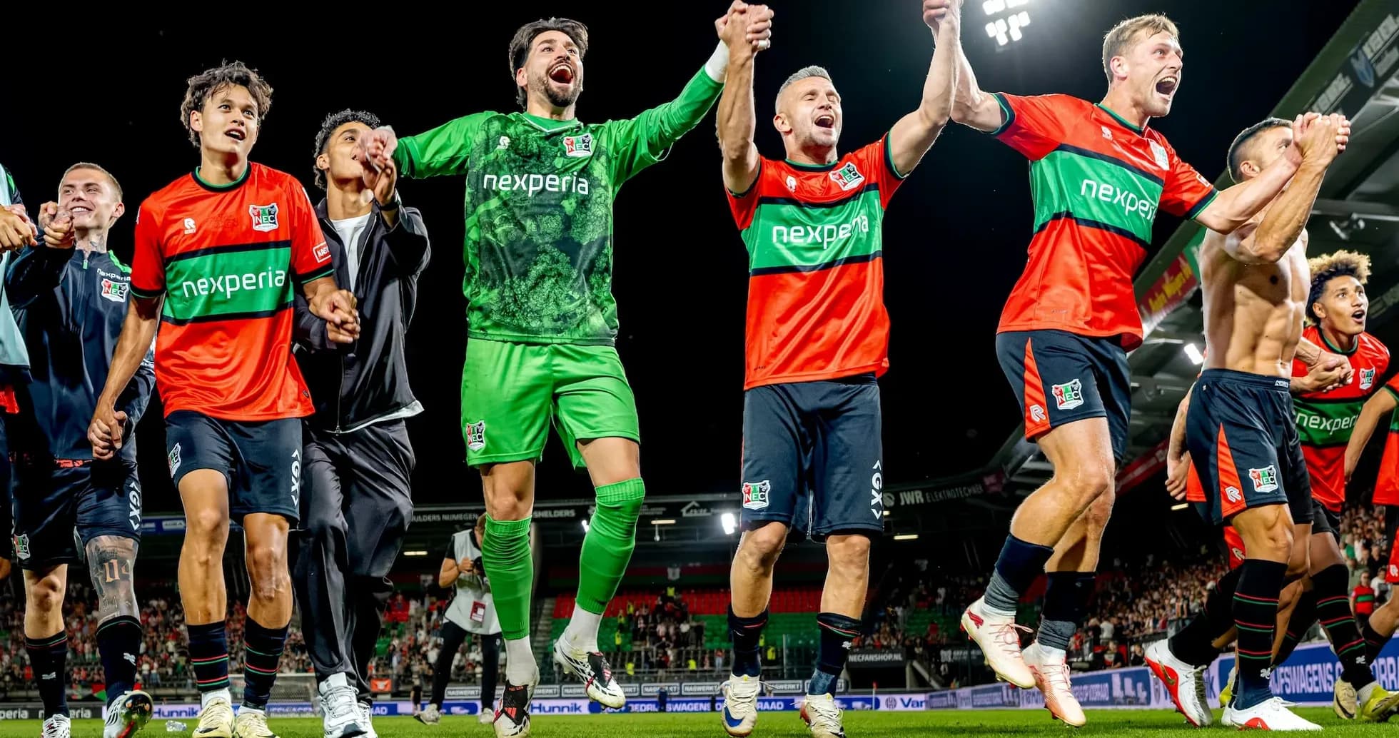 Jugadores de NEC Nijmegen celebrando en el campo