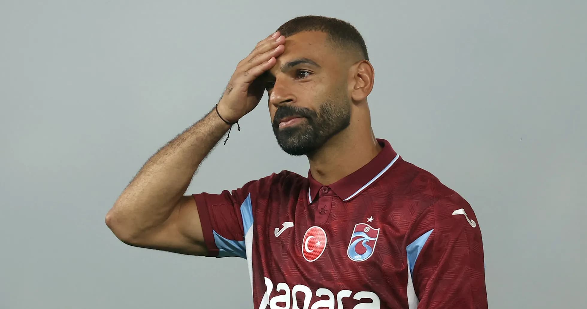 Jugador en camiseta de Trabzonspor durante presentación