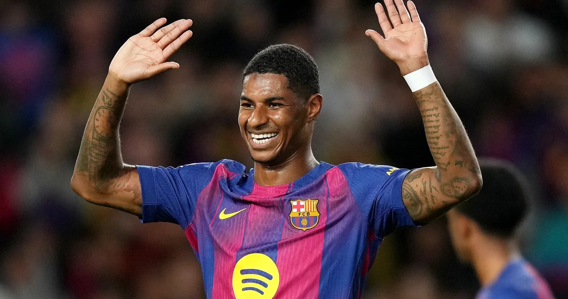 Jugador de Barcelona saludando al público en el estadio