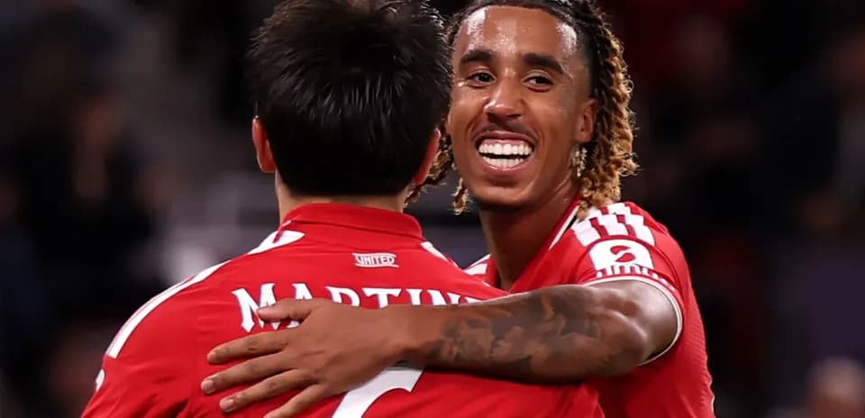 Jugadores de equipo celebrando un gol en partido