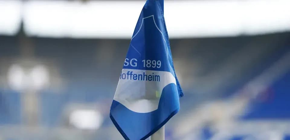 Esquina del campo con bandera del Hoffenheim