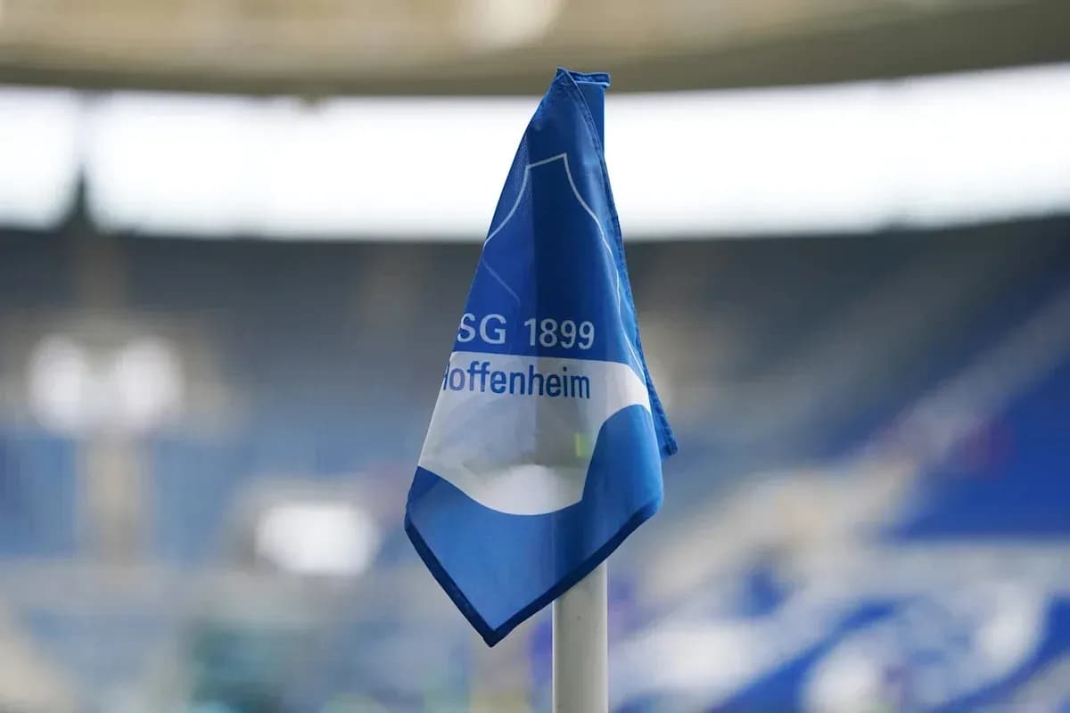 Esquina del campo con bandera del Hoffenheim
