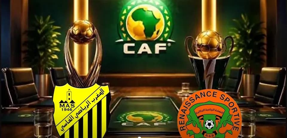 Trofeos de CAF con logotipos de equipos en fondo