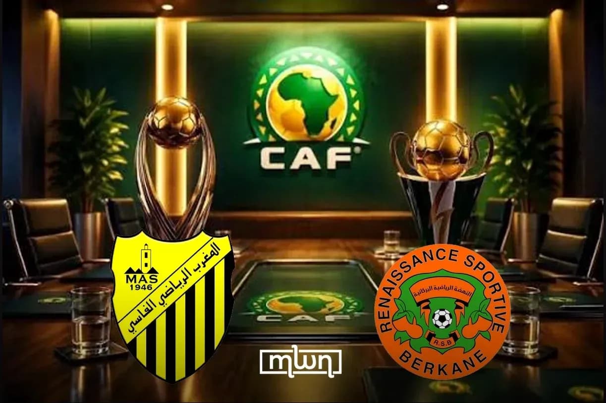 Trofeos de CAF con logotipos de equipos en fondo