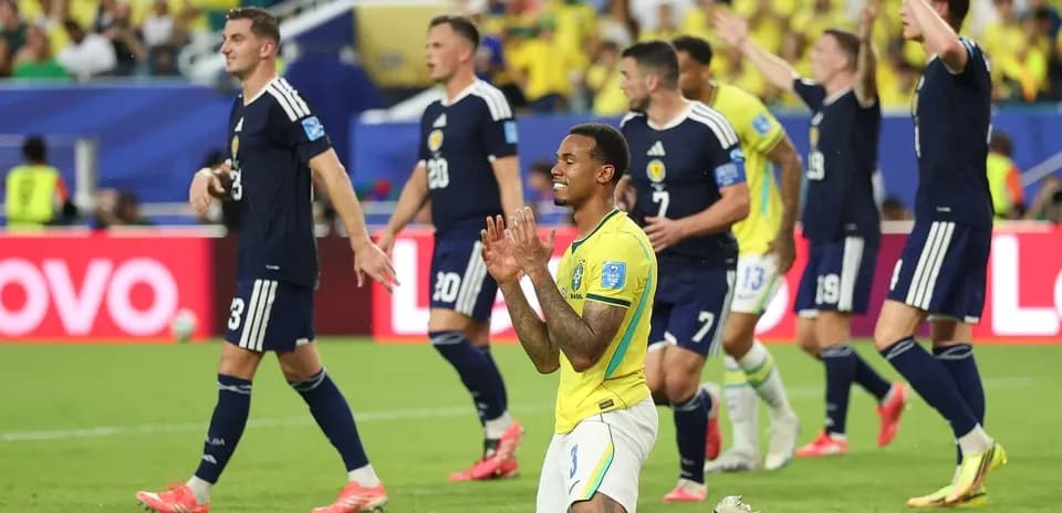 Jugador brasileño en el suelo durante el partido