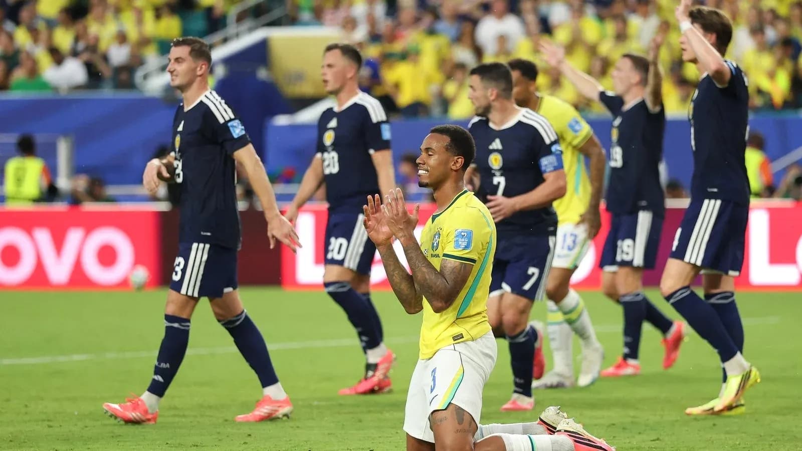 Jugador brasileño en el suelo durante el partido