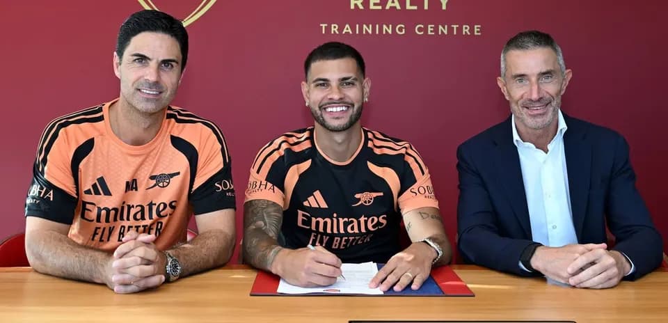 Jugador firmando contrato con representantes del club