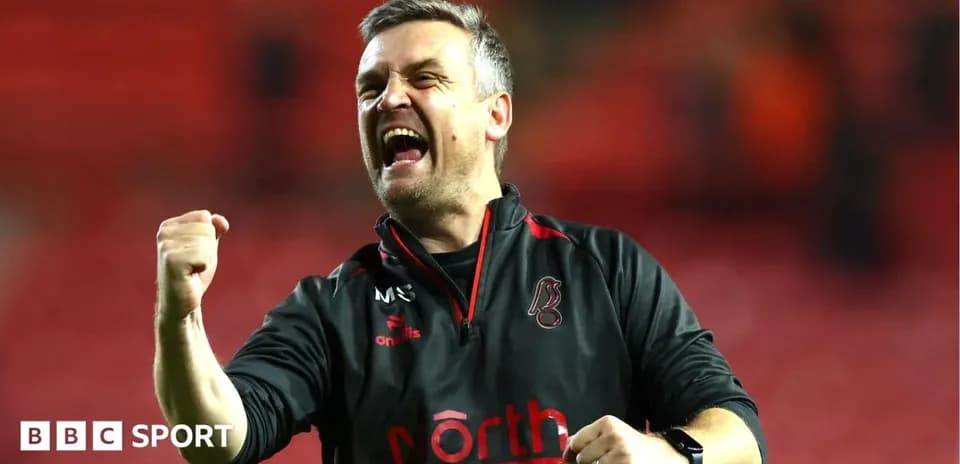 Entrenador celebrando con los puños en alto