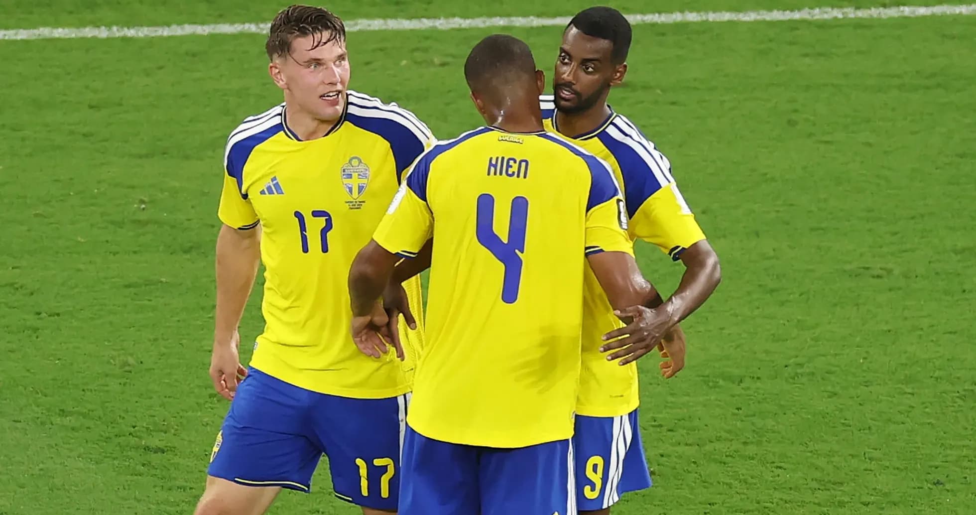 Jugadores de Suecia celebrando en el campo de juego
