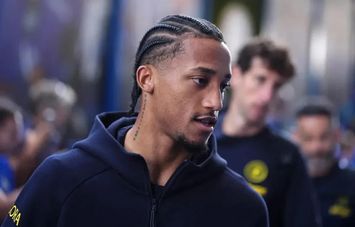Jugador caminando con sudadera antes del partido