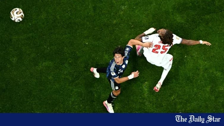 Jugador japonés evitando a oponente durante el partido