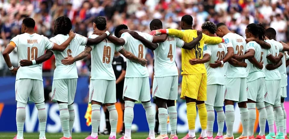 Jugadores de Francia formando fila en el campo