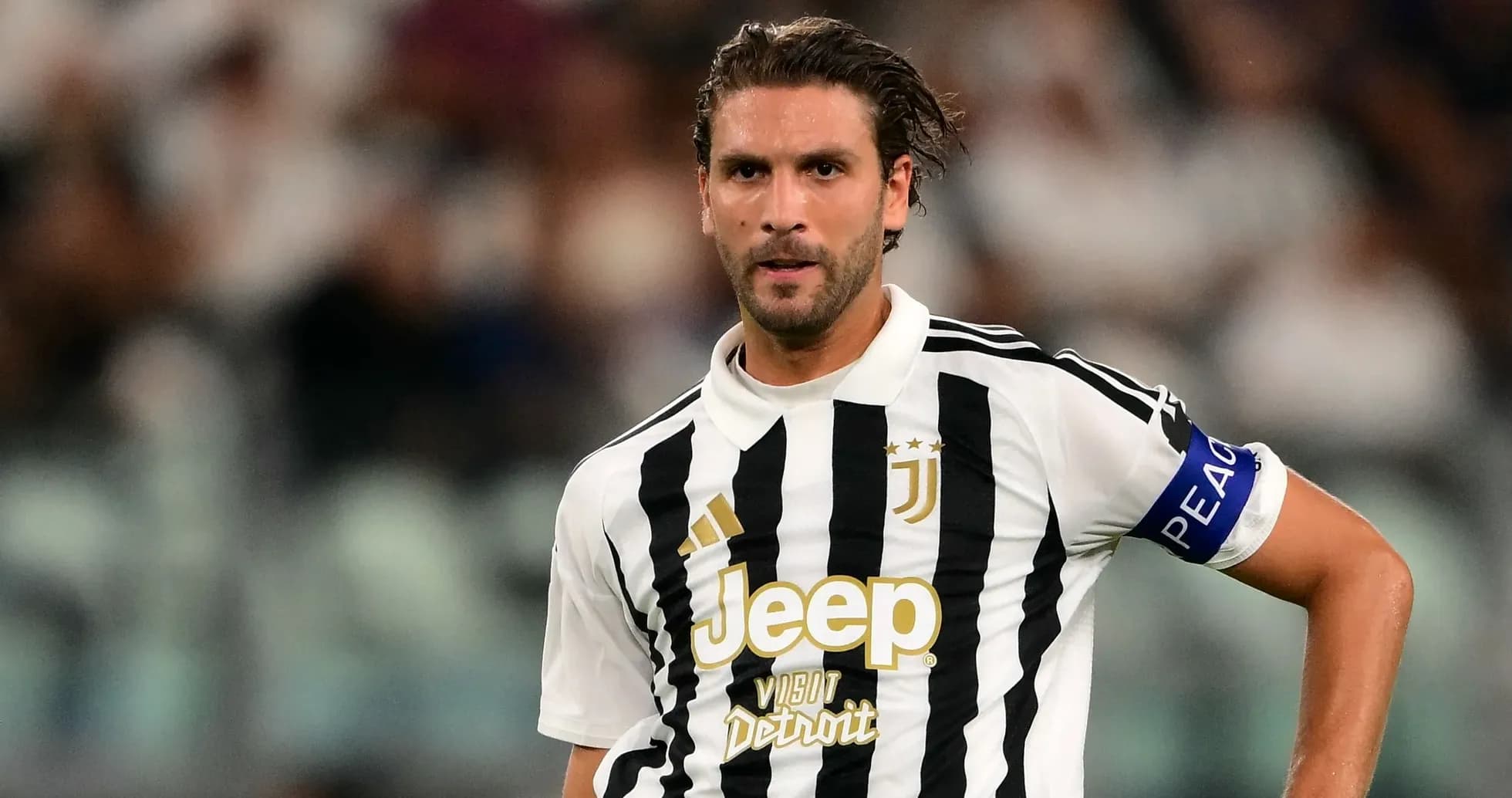 Jugador de Juventus en partido con camiseta de rayas