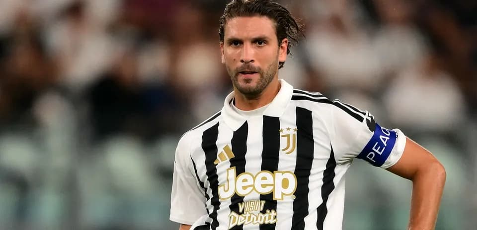 Jugador de Juventus en partido con camiseta de rayas