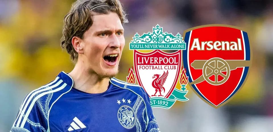 Portero gritando con logos de Liverpool y Arsenal