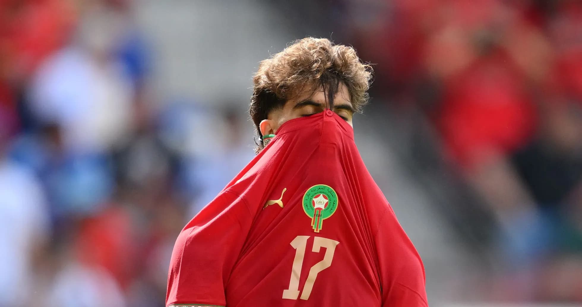 Jugador de Marruecos con la camiseta sobre la cara