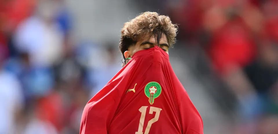 Jugador de Marruecos con la camiseta sobre la cara