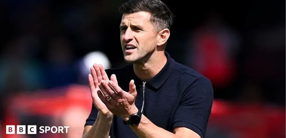 Entrenador aplaudiendo durante un partido de fútbol