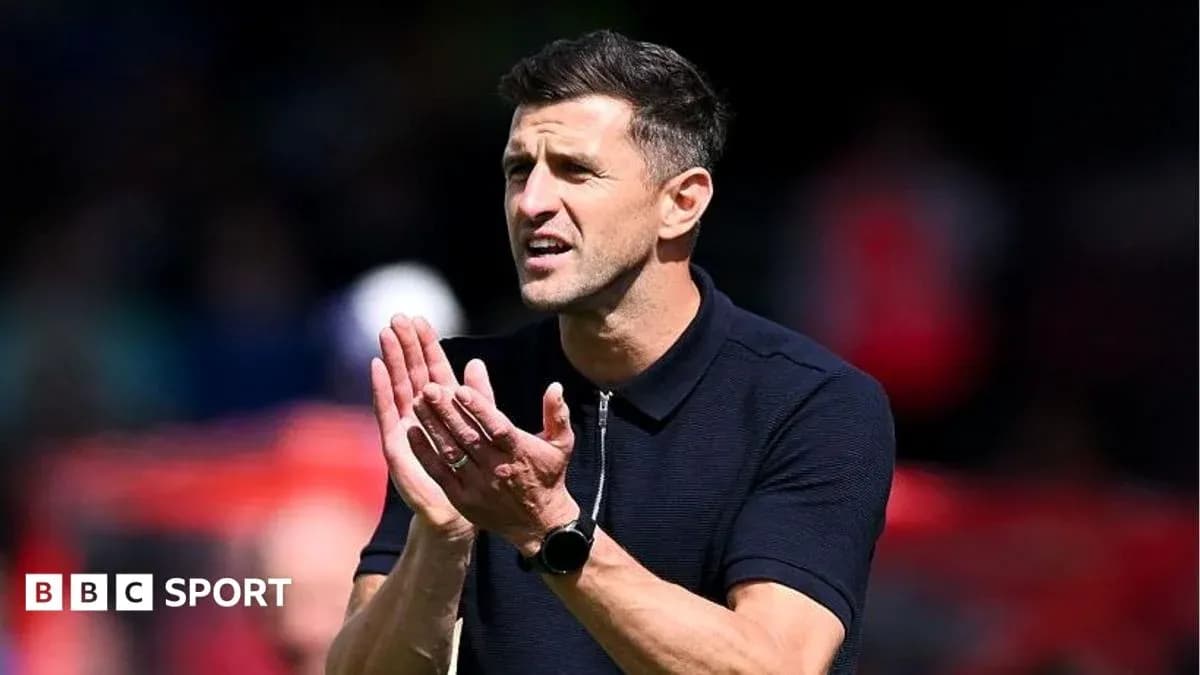Entrenador aplaudiendo durante un partido de fútbol