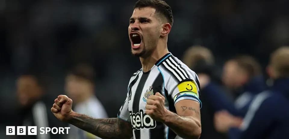 Jugador de Newcastle celebrando con entusiasmo