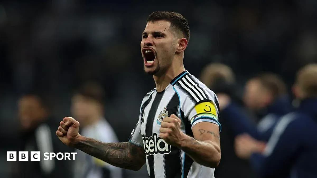 Jugador de Newcastle celebrando con entusiasmo