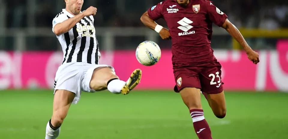 Jugador de Juventus y Torino en acción