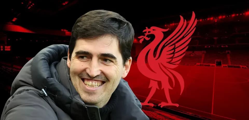Entrenador sonriente con fondo de Anfield y logo de Liverpool