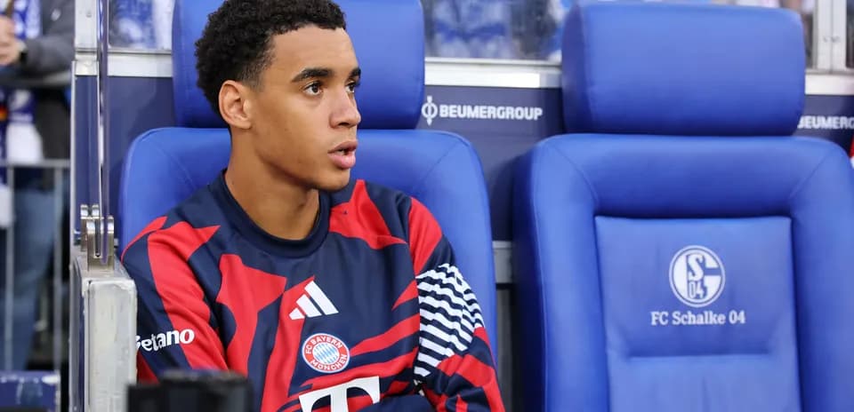 Jugador de Bayern Munich sentado en el banquillo